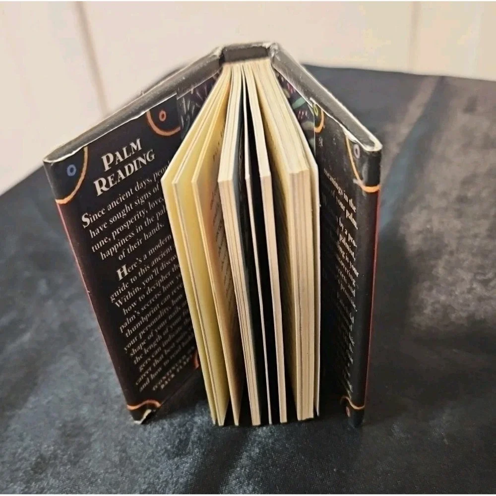 Palm Reading: A Little‎ Guide To Life's Secrets (Miniature Edition) - Acceptable - Picture 2 of 5